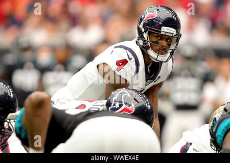 Houston, Texas, Stati Uniti d'America. 21 Luglio, 2019. Houston Texans quarterback Deshaun Watson (4) in corrispondenza della linea di scrimmage durante la NFL stagione regolare il gioco tra la Houston Texans e Jacksonville Jaguars a NRG Stadium di Houston, TX, il 15 settembre 2019. Credito: Erik Williams/ZUMA filo/Alamy Live News Foto Stock