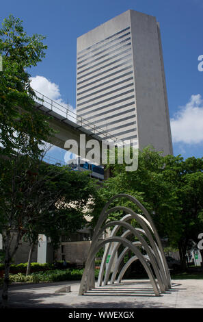 Vista di Metrorail e Metromover tracce elevata con governo edificio centrale nel quartiere governativo di Downtown Miami Foto Stock