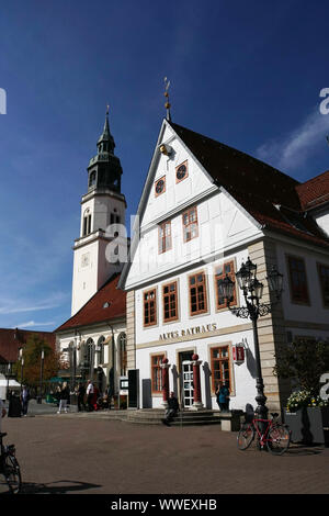 Touristeninformation im alten Rathaus, dahinter die barocke evangelische Stadtkirche St. Marien,Celle, Niedersachsen, Deutschland Foto Stock