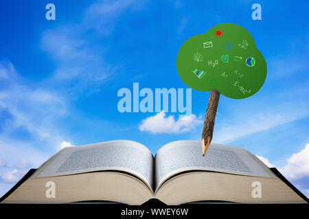 Il concetto di istruzione, knowledge management, matita tree e libro aperto sul cielo blu sullo sfondo Foto Stock
