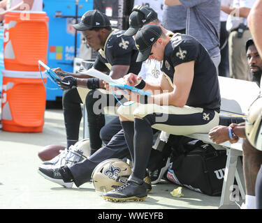 Los Angeles, CA. Xv Sep, 2019. New Orleans Saints quarterback Drew Brees #9 e New Orleans Saints quarterback Teddy Bridgewater #5 di studiare il film dal banco durante il gioco di NFL tra New Orleans Saints vs Los Angeles Rams presso il Los Angeles Memorial Coliseum di Los Angeles, Ca il 15 settembre 2019. Jevone Moore Credito: csm/Alamy Live News Foto Stock