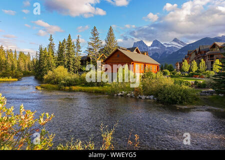 Spring Creek Alpine Village Condominium Complex Paesaggio con lontane Three Sisters Mountain. Città di Canmore, Alberta Foothills of Canadian Rockies Foto Stock