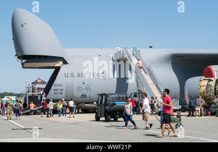 Una C-5M Super Galaxy siede sulla linea di volo con la sua visiera durante il 2019 Thunder oltre Dover Air Show, Sett. 15, 2019, alla Dover Air Force Base, Del. spettatori hanno camminato attraverso il vano di carico e hanno avuto la possibilità di porre domande circa il velivolo. (U.S. Air Force Foto di Roland Balik) Foto Stock