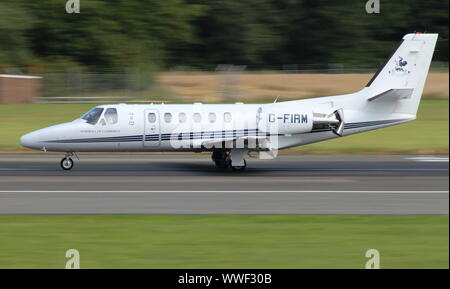 G-impresa, un Cessna 550B Citation Bravo azionato da Marshall di Cambridge (Marshall Executive Aviation), in atterraggio a Prestwick International Airport. Foto Stock