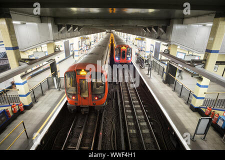 Due treni alla stazione di Aldgate East piattaforma sulla metropolitana di Londra Foto Stock