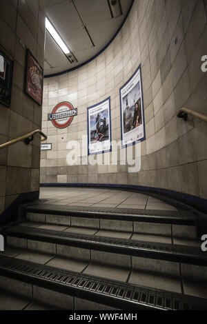 Scale in Aldgate East Stazione della metropolitana di Londra Foto Stock