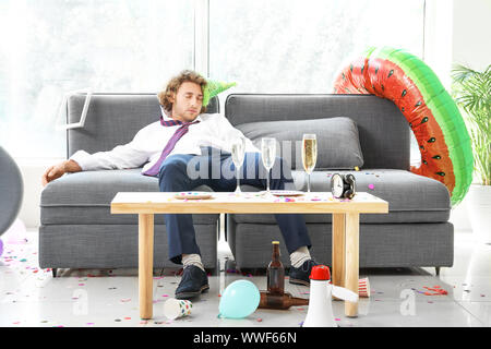 Giovane uomo dorme dopo essere partito a casa Foto Stock