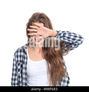 Giovane donna che copre i suoi occhi su sfondo bianco Foto Stock