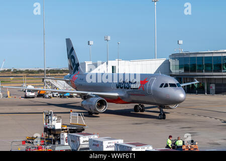 Brisbane, Australia - 15 Settembre 2019: Jetstar Airbus A320 aereo di linea in rullaggio a gate terminale su asfalto presso l'aeroporto di Brisbane piano pronto per le operazioni di scarico e Foto Stock