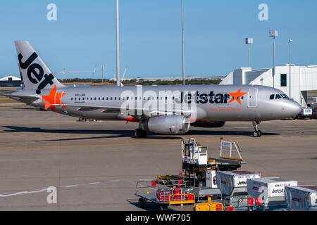 Brisbane, Australia - 15 Settembre 2019: Lato della Jetstar Airbus A320 aereo di linea in rullaggio a gate terminale su asfalto presso l'aeroporto di Brisbane piano pronto per scaricare Foto Stock