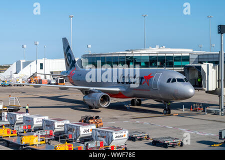 Brisbane, Australia - 15 Settembre 2019: Jetstar Airbus A320 aereo di linea docking al gate terminale su asfalto presso l'aeroporto di Brisbane piano pronto per le operazioni di scarico e Foto Stock