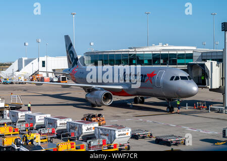 Brisbane, Australia - 15 Settembre 2019: Jetstar Airbus A320 aereo di linea docking al gate terminale su asfalto presso l'aeroporto di Brisbane piano pronto per le operazioni di scarico e Foto Stock