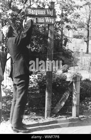 Il tedesco via segni vengono rimossi in Tønder, Maggio 1945 Foto Stock