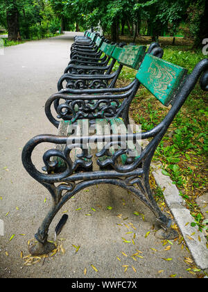 Vecchie sedie sul vicolo del Parco Cismigiu a Bucarest, Romania Foto Stock