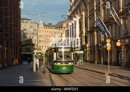 Mattina presto in via Aleksanterinkatu a Helsinki, Finlandia Foto Stock