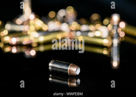 40 calibro pistola semi-automatica munizioni su sfondo nero, il fuoco selettivo Foto Stock