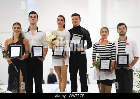 Charlene GUIGNARD & Marco Fabbri, dall'Italia, a premi, hanno classificato 1° nella danza su ghiaccio durante il Trofeo Lombardia, al Palaghiaccio IceLab il 15 settembre 2019 a Bergamo, Italia. Credito: Raniero Corbelletti/AFLO/Alamy Live News Foto Stock