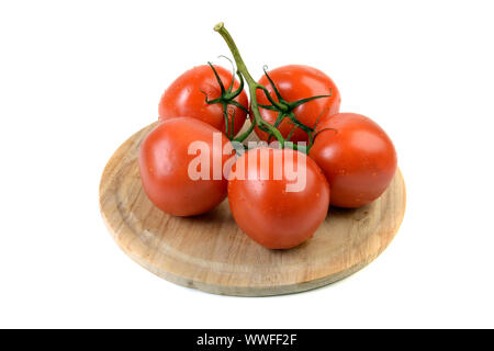 Fresche e mature pomodori ciliegia sulla scheda cucina isolati su sfondo bianco Foto Stock