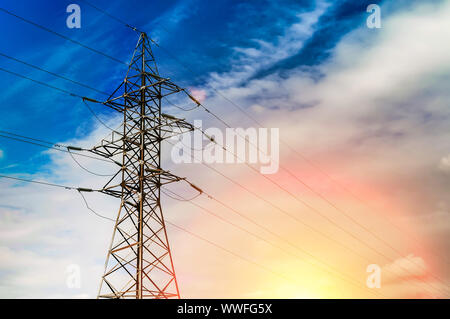 Linea di trasmissione di potenza tramonto paesaggio, nice background per la presentazione sulla tecnologia energetica o industria. Copia dello spazio per il testo Foto Stock