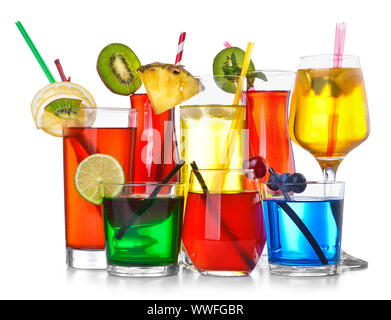 Diversi cocktail in bicchieri su sfondo bianco Foto Stock