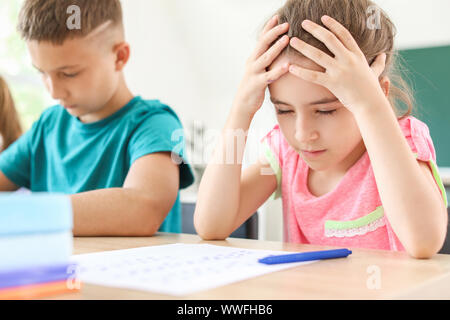 Gli alunni della scuola che passa il test in aula Foto Stock