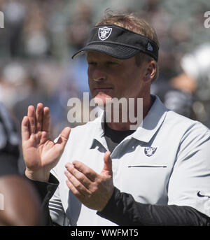 Oakland, Stati Uniti. Xv Sep, 2019. Oakland Raiders head coach Jon Gruden cheers sul suo compagno di squadra durante il warm up per riprodurre il Kansas City Chiefs a Alameda Coliseum di Oakland, California, domenica 15 settembre, 2019. Foto di Terry Schmitt/UPI Credito: UPI/Alamy Live News Foto Stock