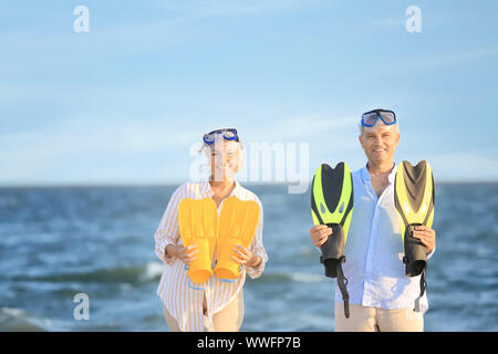 Felice Coppia matura con maschere per lo snorkeling e le pale per divertirsi in mare resort Foto Stock