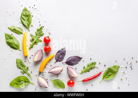 Le erbe fresche con spezie e verdure su sfondo bianco Foto Stock