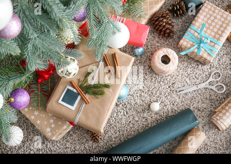 Regali Di Natale Bellissimi.Bellissimi Regali Di Natale Sotto Abete In Camera Foto Stock Alamy