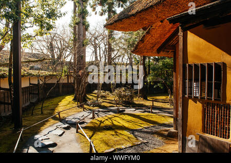 Il 4 dicembre, 2018 Aizu Wakamatsu, Giappone - Rinkaku giapponese del tè in camera giardino di Aizu Wakamatsu Tsuruga Castello. Edo stile rurale tea house Foto Stock