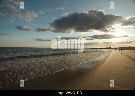Rockaway Beach fino a tardi in un pomeriggio d'estate. Foto Stock