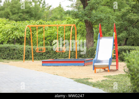 Moderna parco giochi nel parco della città Foto Stock