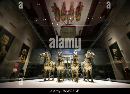 Bangkok, Tailandia. Xv Sep, 2019. Visitatori visto durante la mostra di Qin Shi Huang, il primo imperatore della Cina e Guerrieri di Terracotta presso il Museo Nazionale della Thailandia a Bangkok.La presentazione del world-class mostra dal titolo ' Qin Shi Huang: il primo imperatore della Cina e Guerrieri di Terracotta' segna un fenomeno senza precedenti al museo tailandese arena. Essi la squadra di raccogliere 86 articoli di importanti manufatti (133 pezzi) di età superiore ai 2.200 anni da 14 musei prestigiosi in Cina, e tutti gli oggetti obsoleti sono in mostra presso il Museo Nazionale della Thailandia. Credito: SOPA Immagini Limited/al Foto Stock