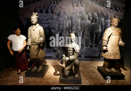 Bangkok, Tailandia. Xv Sep, 2019. Un visitatore pone i modelli vicino alla mostra di Qin Shi Huang, il primo imperatore della Cina e terracotta Wariors presso il Museo Nazionale della Thailandia a Bangkok.La presentazione del world-class mostra dal titolo ' Qin Shi Huang: il primo imperatore della Cina e Guerrieri di Terracotta' segna un fenomeno senza precedenti al museo tailandese arena. Essi la squadra di raccogliere 86 articoli di importanti manufatti (133 pezzi) di età superiore ai 2.200 anni da 14 musei prestigiosi in Cina, e tutti gli oggetti obsoleti sono in mostra presso il Museo Nazionale della Thailandia. Credito: SOPA IMMAGINI L Foto Stock