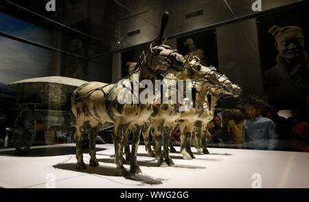 Bangkok, Tailandia. Xv Sep, 2019. Visitatori visto durante la mostra di Qin Shi Huang, il primo imperatore della Cina e Guerrieri di Terracotta presso il Museo Nazionale della Thailandia a Bangkok.La presentazione del world-class mostra dal titolo ' Qin Shi Huang: il primo imperatore della Cina e Guerrieri di Terracotta' segna un fenomeno senza precedenti al museo tailandese arena. Essi la squadra di raccogliere 86 articoli di importanti manufatti (133 pezzi) di età superiore ai 2.200 anni da 14 musei prestigiosi in Cina, e tutti gli oggetti obsoleti sono in mostra presso il Museo Nazionale della Thailandia. Credito: SOPA Immagini Limited/al Foto Stock