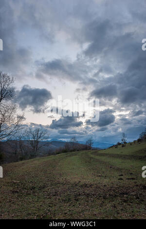 Spagna Sky con nuvole temporalesche nelle montagne di Palencia Foto Stock