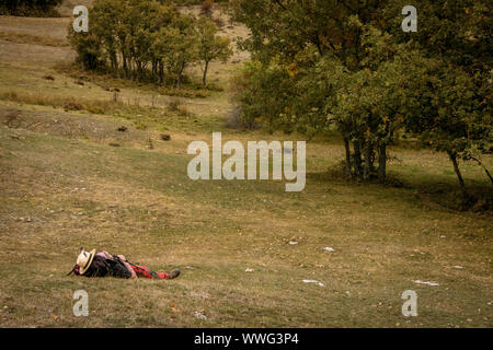 Uomo in appoggio nelle montagne di Palencia. Spagna Foto Stock