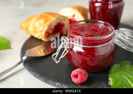 Gustosa confettura di lamponi con croissant sul tavolo Foto Stock