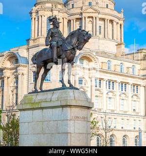 Liverpool, Regno Unito - 17 Maggio 2018: monumento del re Edward VII da Sir William Goscombe John inizialmente situato a St George's Hall ma bronzo su un granito Foto Stock