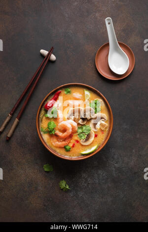 Tom Yum Kung zuppa, vista dall'alto, copia dello spazio. Tradizionale thai piccante asiatica di latte di cocco Zuppa di gamberetti - Tom Yam soup. Foto Stock