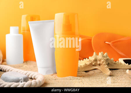 Sun diverse creme di protezione sulla sabbia contro il colore di sfondo Foto Stock