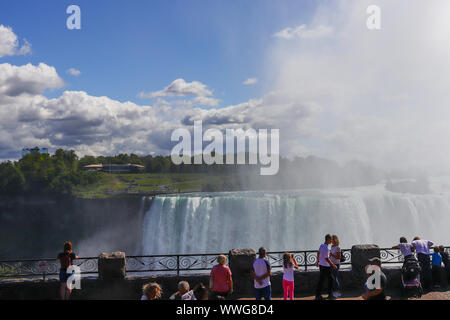 I turisti che visitano le cascate del Niagara/Ontario/Canada Foto Stock