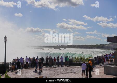 I turisti che visitano le cascate del Niagara/Ontario/Canada Foto Stock