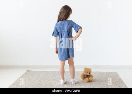 Modello, sarta, designer, persone concetto - bambino ragazza in vestito blu su sfondo bianco Foto Stock