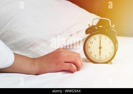 Buona mattina e wake up concetto, sveglia sul letto, il tempo di lavoro Foto Stock