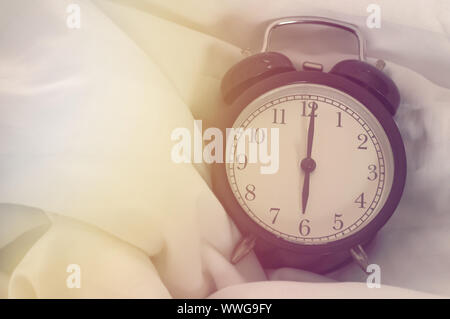 Buona mattina e wake up concetto, sveglia sul letto, il tempo di lavoro Foto Stock