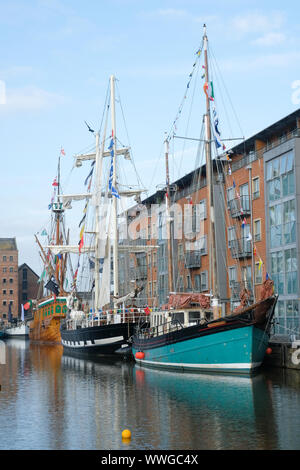 Scene dal bacino principale di Gloucester Docks nell Inghilterra del sud durante il 2019 Tall Ships Festival Foto Stock