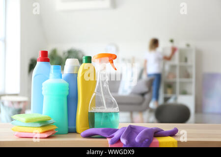 Set di materiali per la pulizia sul tavolo in camera Foto Stock