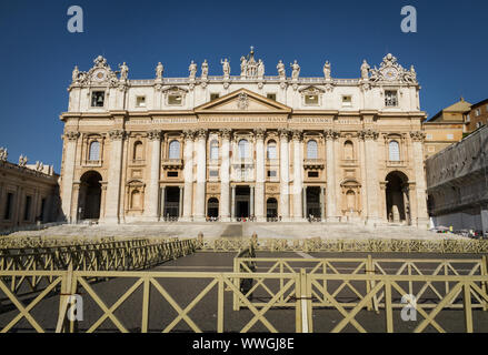 Ita: Vaticano. La Basilica di San Pietro e Piazza San Pietro. statue apostoli GER: Vatikan. Petersdom und Petersplatz. Statuen Apostel Foto Stock