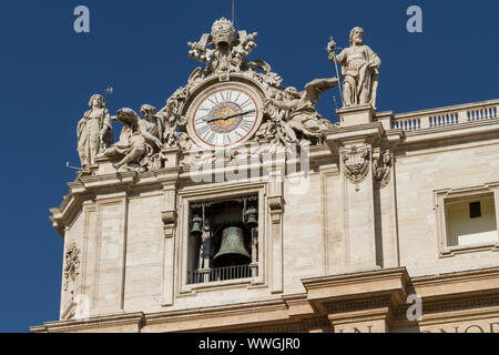 Ita: Vaticano. La Basilica di San Pietro con statue apostoli, campanile e orologio GER: Vatikan. Petersdom mit Statuen Apostel, Glocke und Turmuhr Foto Stock